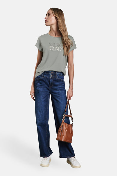 Top uni manches courtes vert de Street One avec un jean taille haute et un sac marron.
