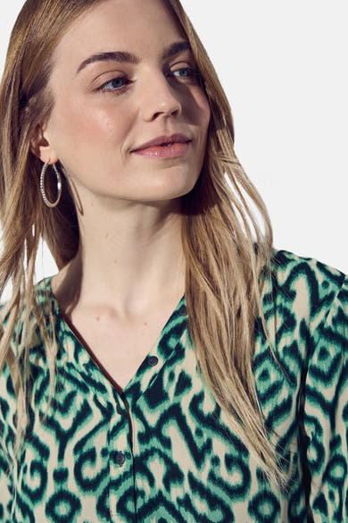 Groen en beige blouse met lange mouwen van Street One, met een abstract patroon en een relaxte pasvorm.