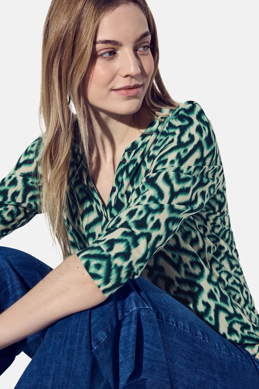 Multikleurige blouse (lange mouwen) van Street One, met groen en beige dierenprint, gedragen met een blauwe jeans.