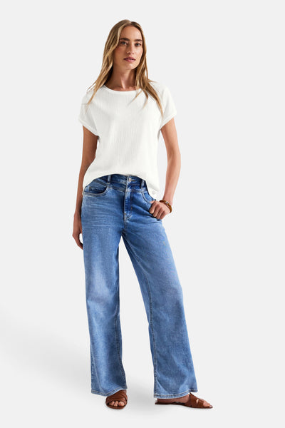 Top met korte mouwen wit van Street One met een wijde jeans en leren sandalen.