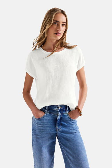 Top met korte mouwen wit van STREET ONE met een casual blauwe spijkerbroek en een bruine armband.