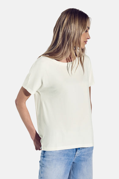 Top uni manches courtes écru de STREET ONE, porté avec un jean délavé, modèle de profil.
