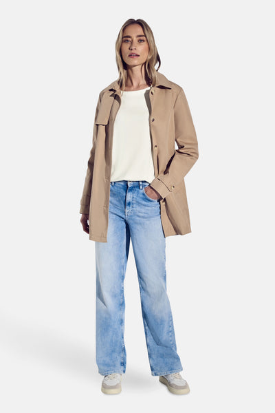 Top uni manches courtes écru de Street One, porté avec un trench beige et un jean délavé.
