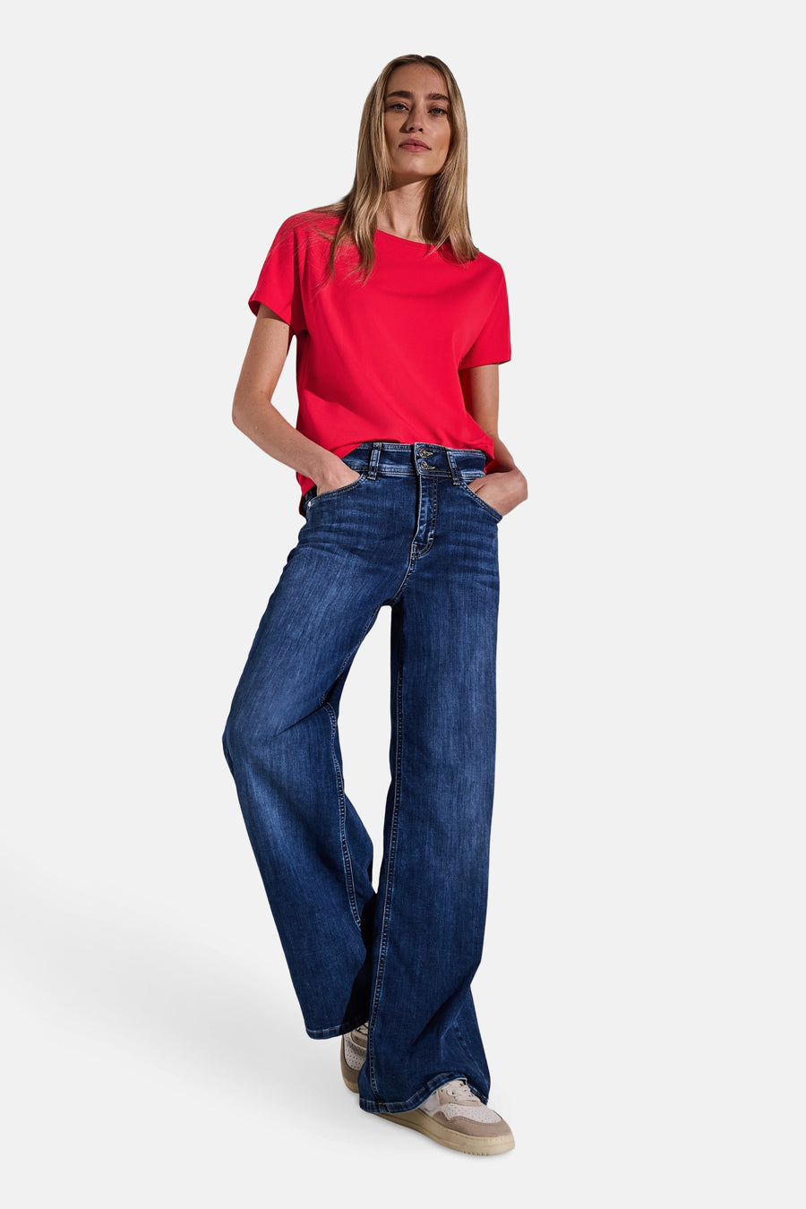 Top met korte mouwen rood van STREET ONE, gedragen met een wijde high-waist jeans en neutrale sneakers.