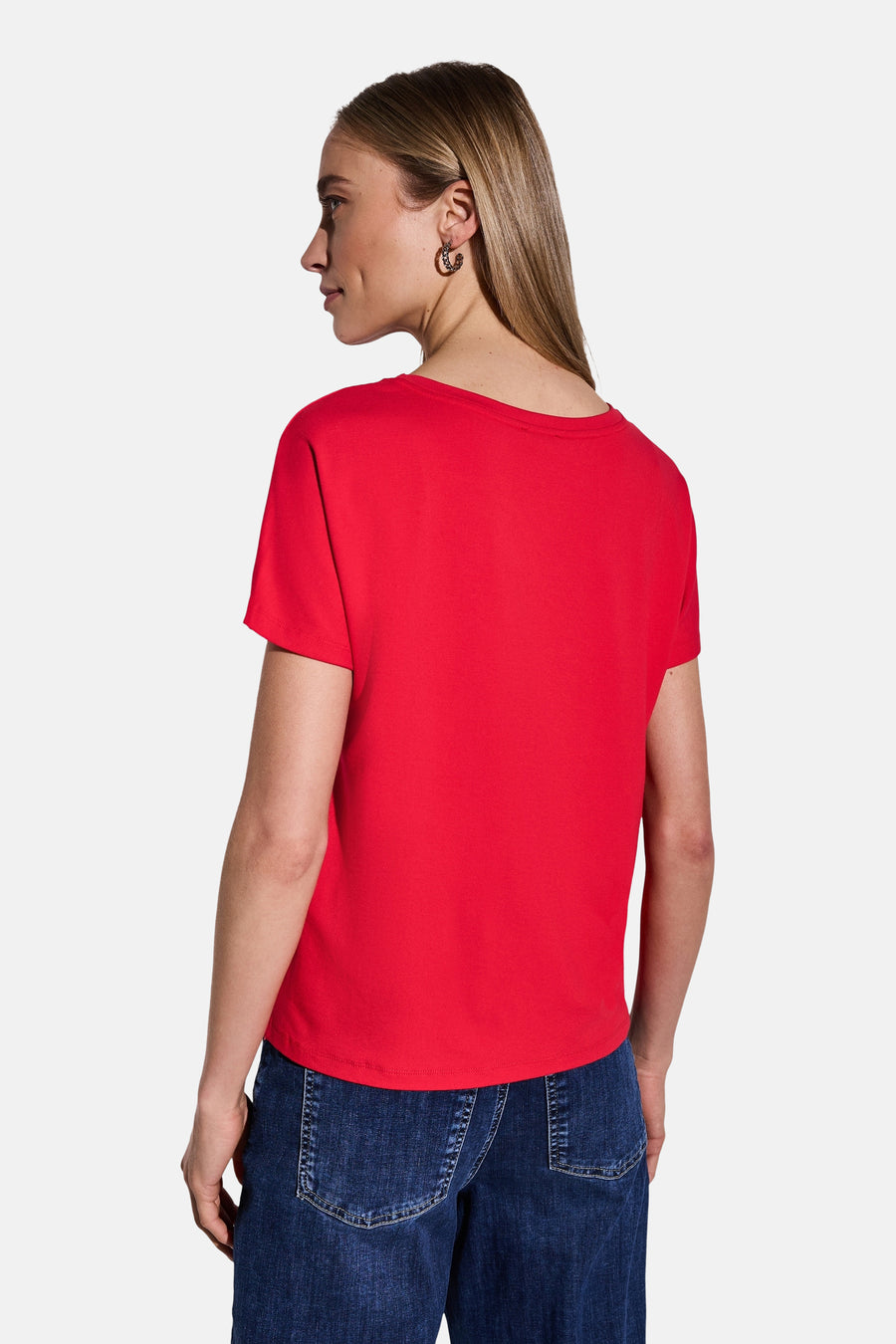Rood T-shirt met korte mouwen van Street One, gedragen met een spijkerbroek, achterzicht.