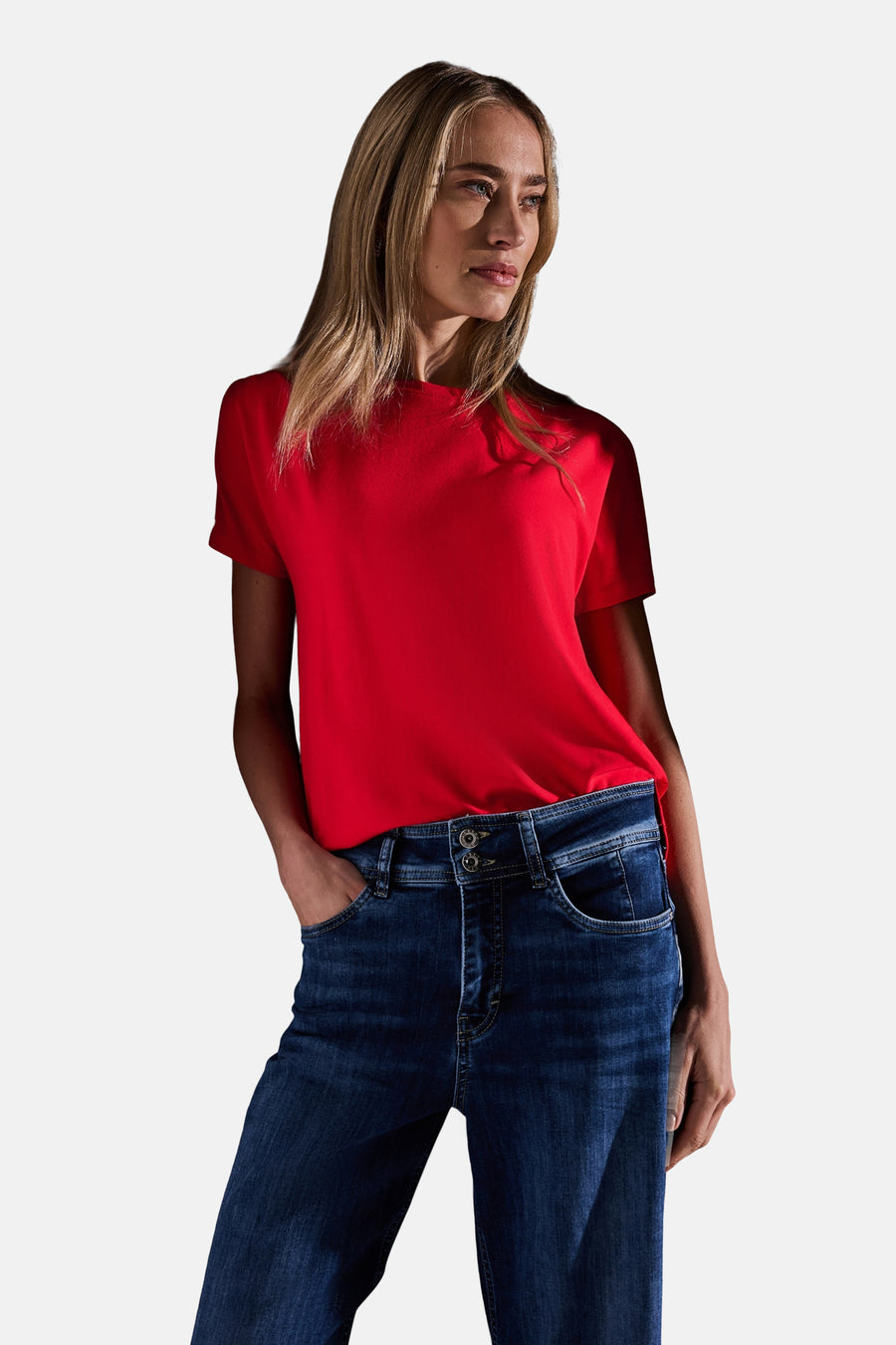 Top met korte mouwen rood van STREET ONE gedragen met een donkere spijkerbroek.