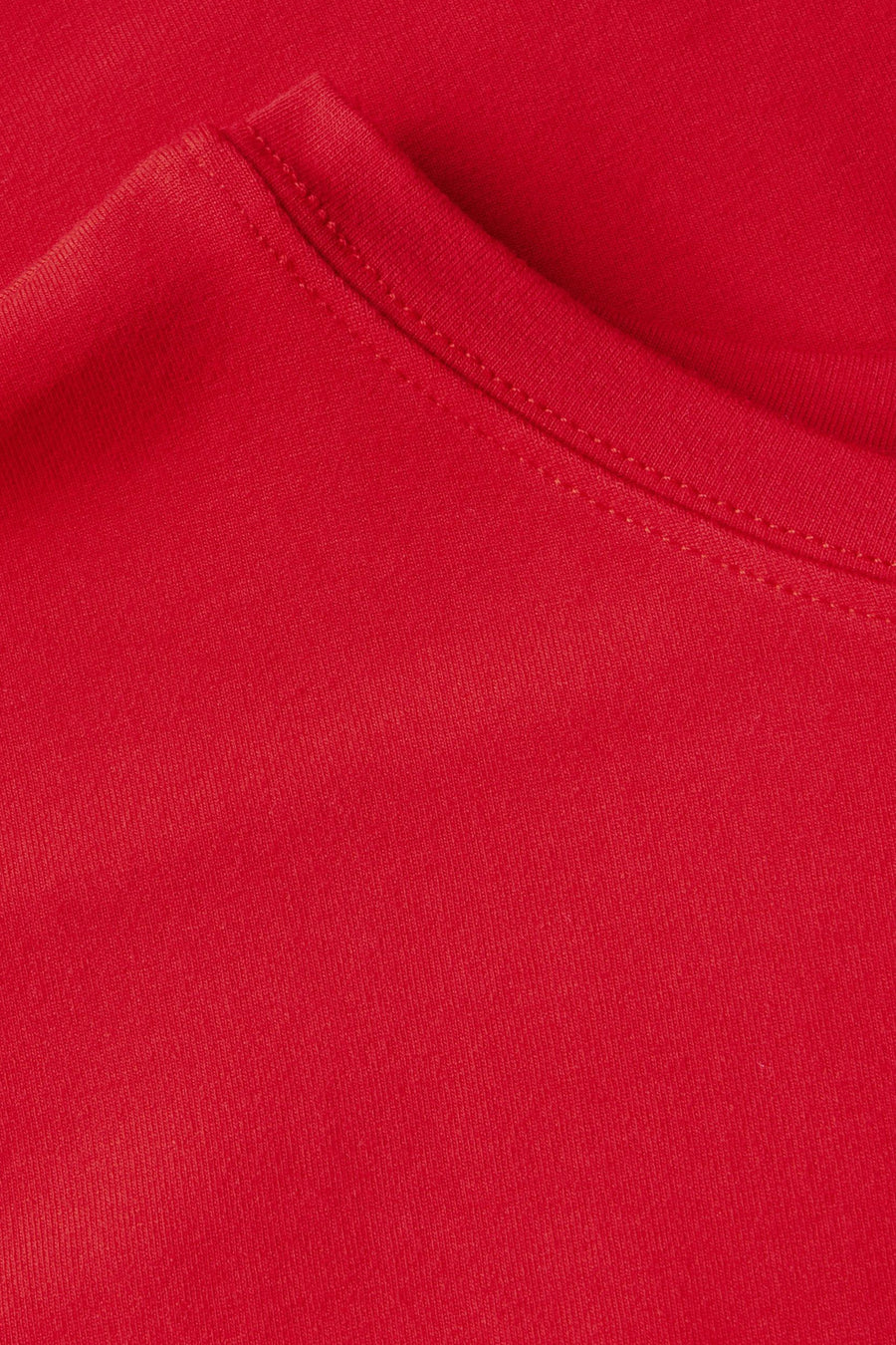 Top met korte mouwen rood van Street One, close-up van de kraag en de textuur van de stof.