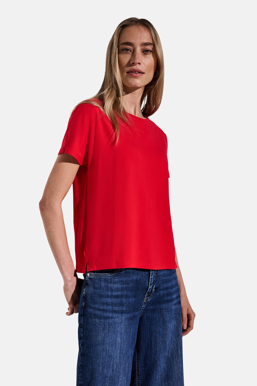 Top met korte mouwen rood van STREET ONE, gedragen met een donkerblauwe jeans met wijde pijpen.