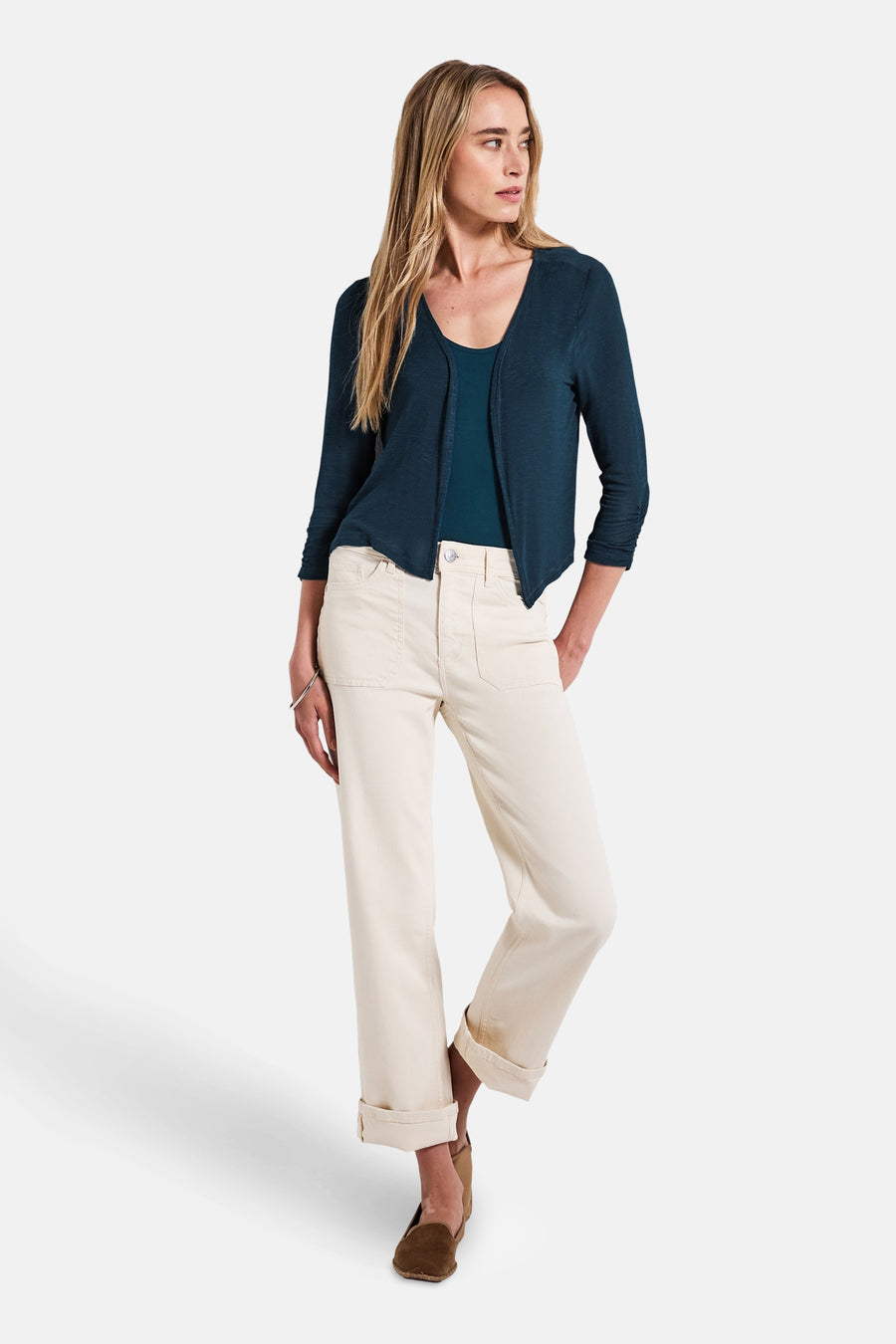Blauwe bodywarmer van Street One, gedragen over een hemdje, met een opgerolde beige broek.