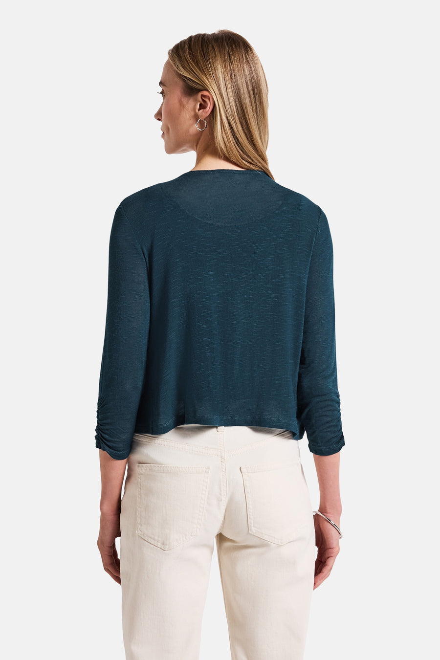 Blauwe bodywarmer van STREET ONE, driekwartmouwen met rimpels, gedragen met een witte jeans.