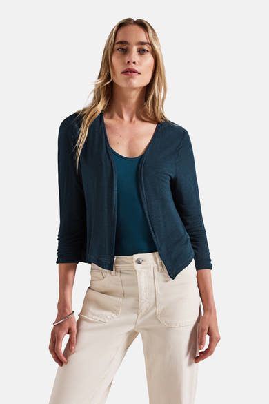 Marineblauwe bodywarmer van Street One, gedragen over een donkerblauwe top en een beige broek.