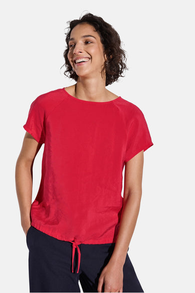 Top eenkorten rode Street One, Streetge met een brede blauwe broek en een jas.