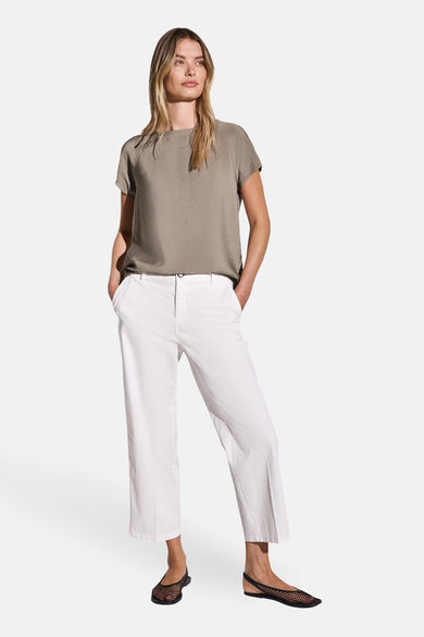 Top met korte mouwen beige van STREET ONE, gedragen met een witte broek en zwarte platte schoenen.