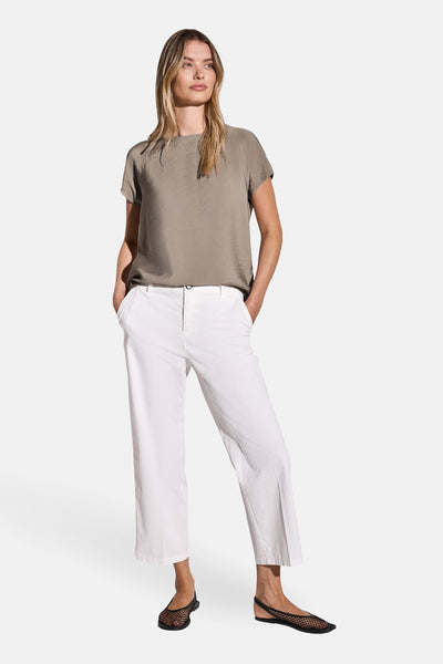 Top met korte mouwen beige van STREET ONE, gedragen met een witte broek en zwarte platte schoenen.
