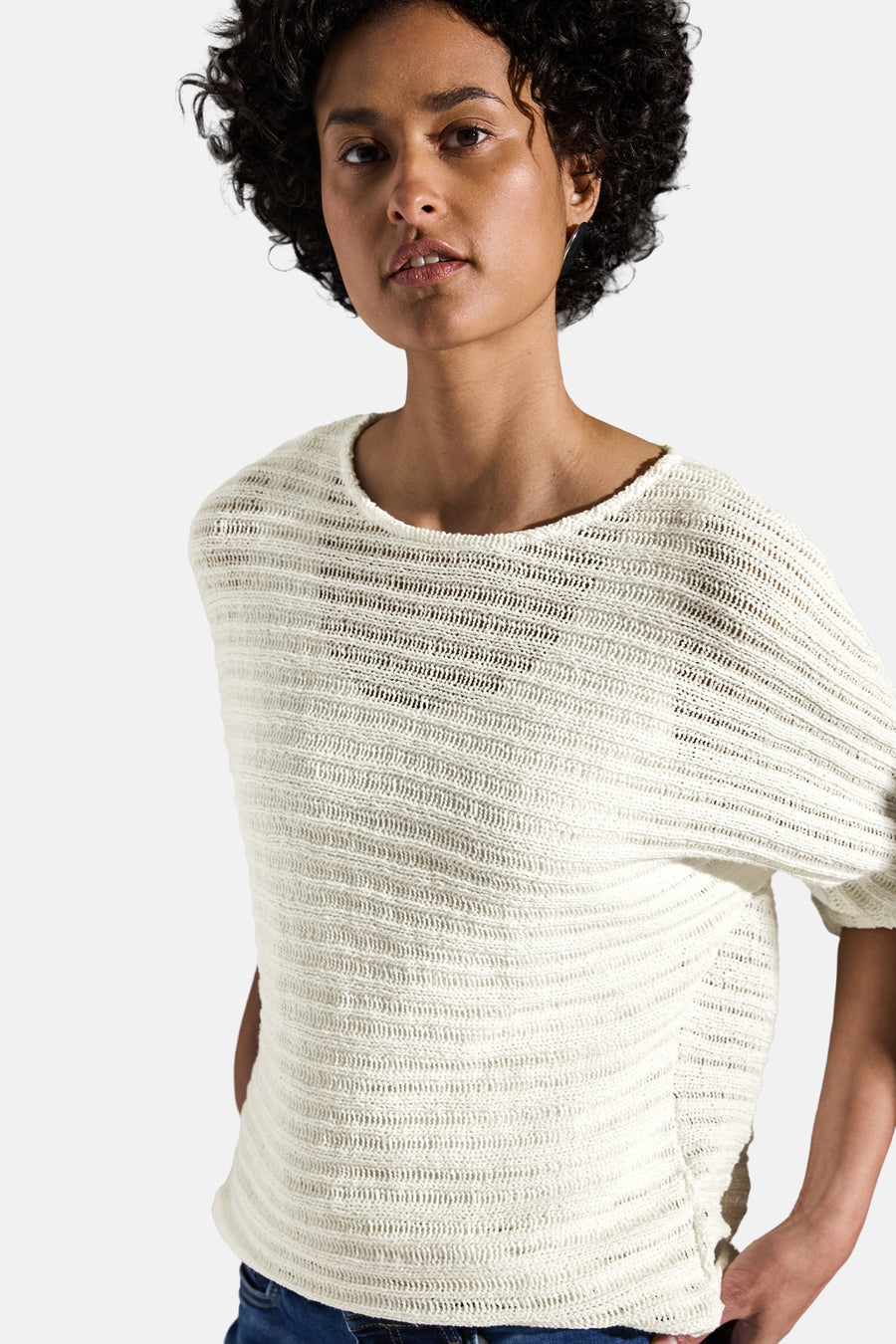 Pull col rond blanc en maille de Street One, porté avec un jean bleu.
