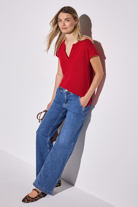 Top met korte mouwen rood van STREET ONE, gedragen met een blauwe jeans en luipaard ballerina's.