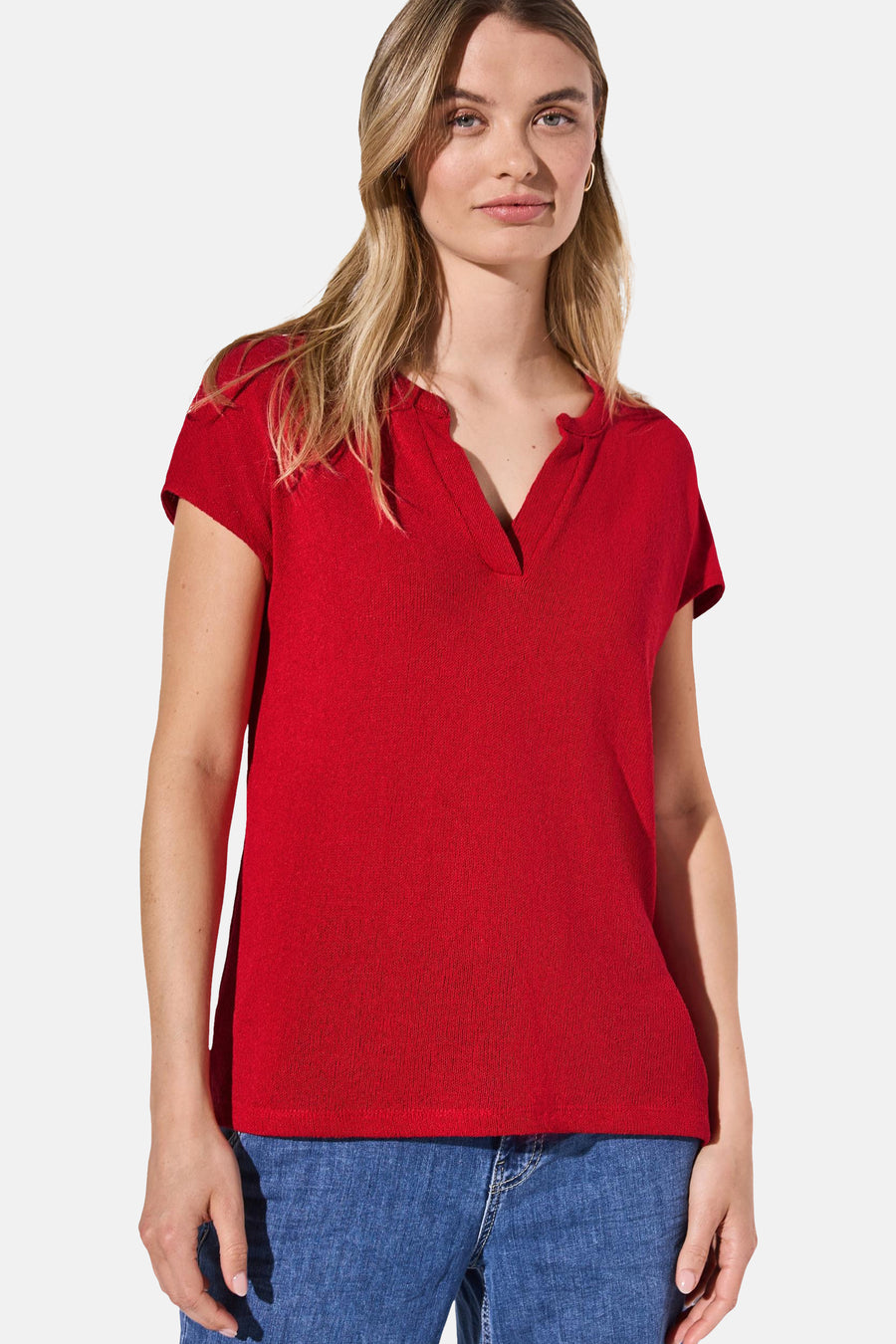 Top met korte mouwen rood van STREET ONE, met een V-hals en gedragen met een blauwe jeans.