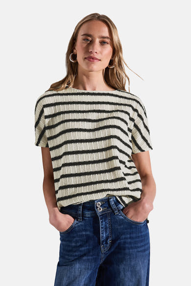 T-shirt à rayures noires et blanches de Street One, porté avec un jean bleu délavé.
