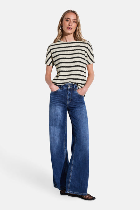 Zwart-wit gestreept T-shirt van Street One, gedragen met een blauwe jeans.