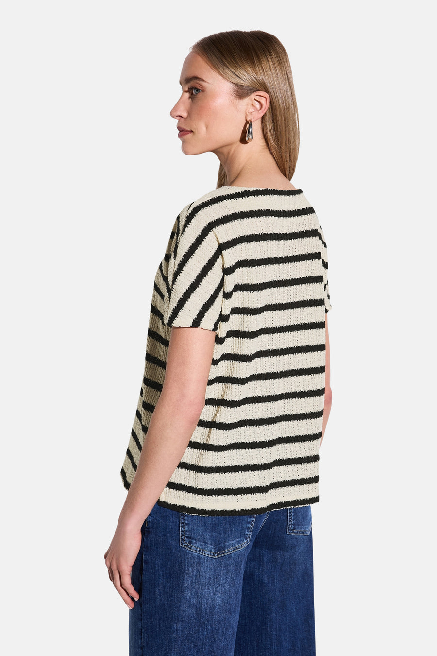 T-shirt rayé noir et blanc de STREET ONE, porté avec un jean, en vue de profil.