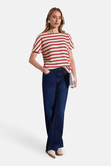 T-shirt à rayures rouge et blanc par STREET ONE, porté avec un jean et une pochette argentée.
