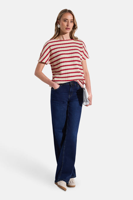 Gestreept rood-wit T-shirt van STREET ONE, gedragen met een spijkerbroek en een zilveren clutch.