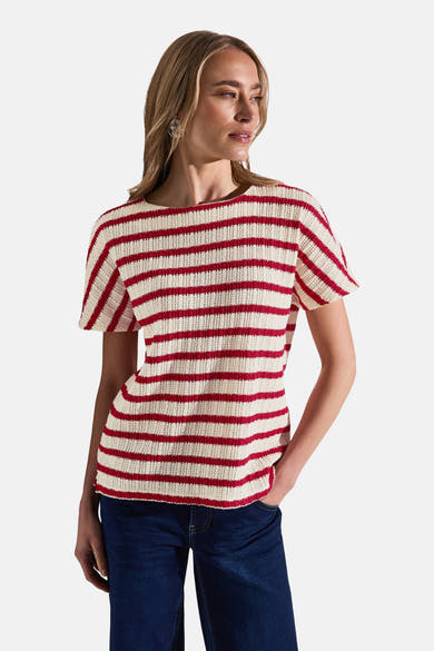 T-shirt à rayures rouge et crème de Street One porté avec un jean bleu foncé.