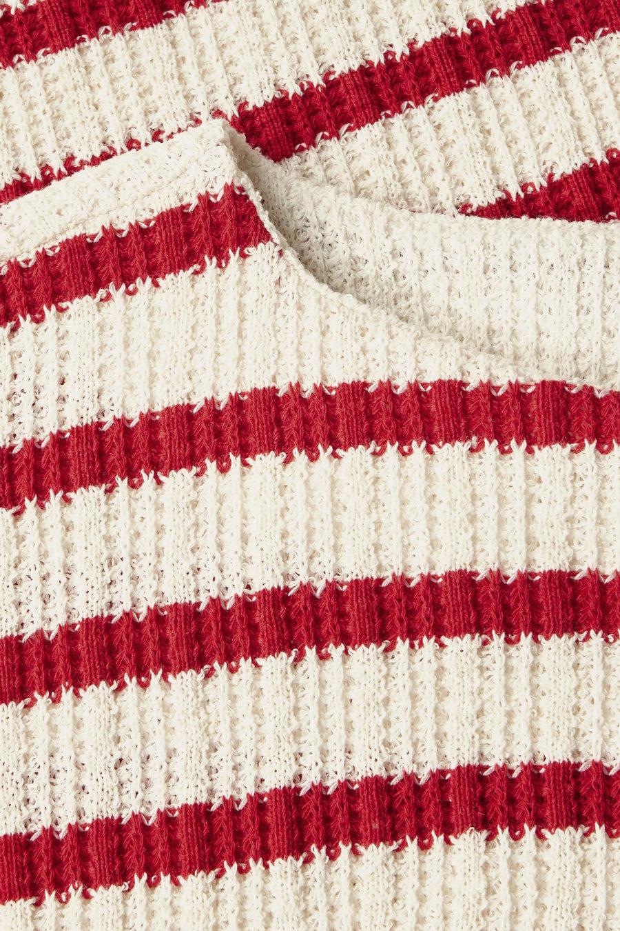T-shirt rayé rouge et blanc de Street One, en maille ajourée texturée, avec encolure dégagée.
