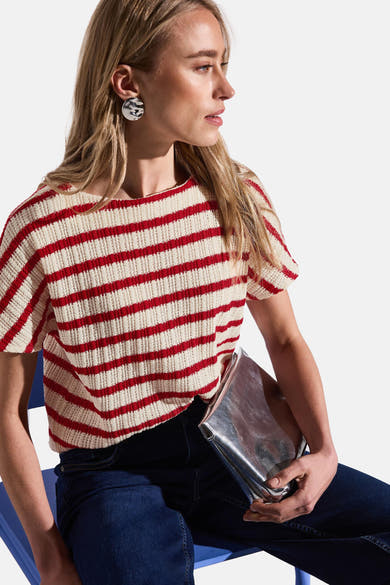 T-shirt à rayures rouges et blanches de Street One, porté avec un jean et des boucles d'oreilles argentées.
