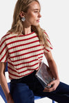 T-shirt à rayures rouges et blanches de Street One, porté avec un jean et des boucles d'oreilles argentées.
