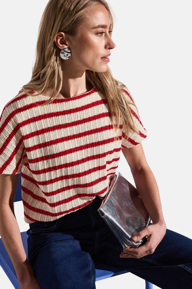T-shirt à rayures rouges et blanches de Street One, porté avec un jean et des boucles d'oreilles argentées.
