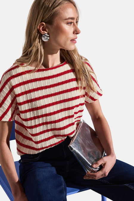 Gestreept T-shirt van Street One in rood en wit, gedragen met een spijkerbroek en zilveren oorbellen.