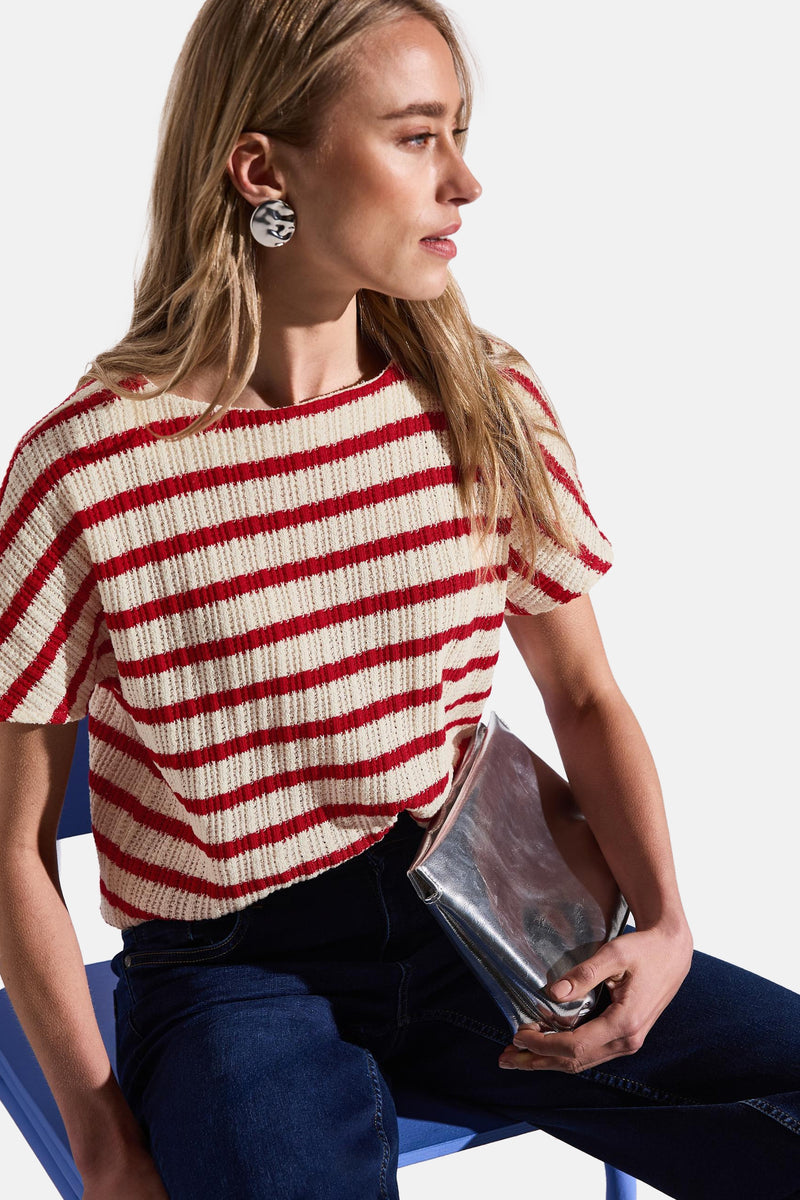 T-shirt à rayures rouges et blanches de Street One, porté avec un jean et des boucles d'oreilles argentées.
