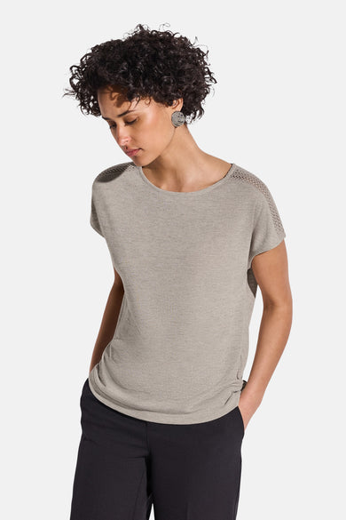 Top eenarmige beige-shirt van STREET ONE, met doorzichtige details op de mouwen, gedragen met een zwarte broek.