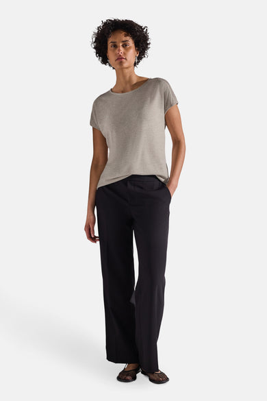 Top uni manches courtes beige de STREET ONE, avec manches à détails ajourés, porté avec un pantalon noir.
