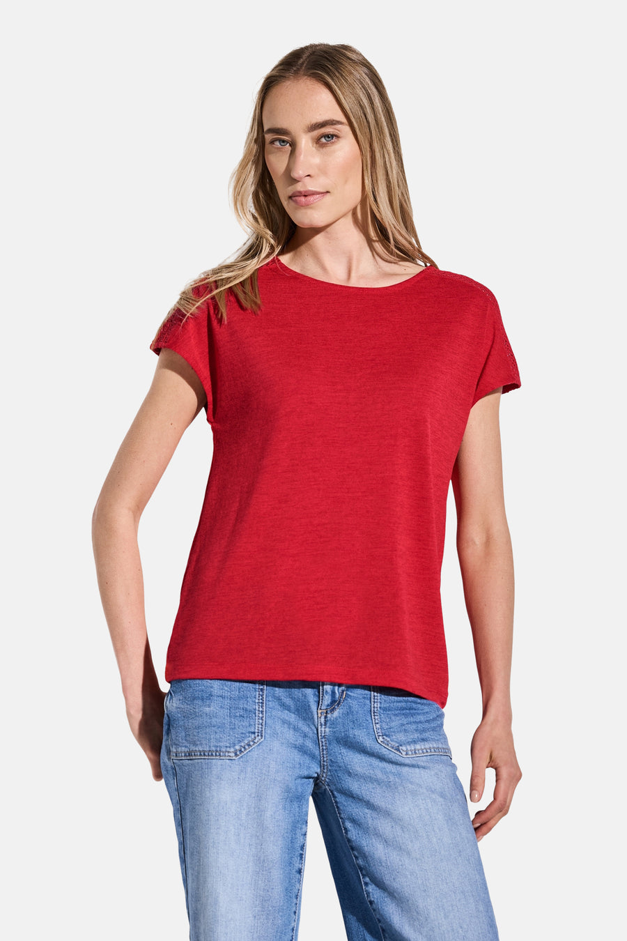 Top uni manches courtes rouge de Street One porté avec un jean taille haute bleu clair.