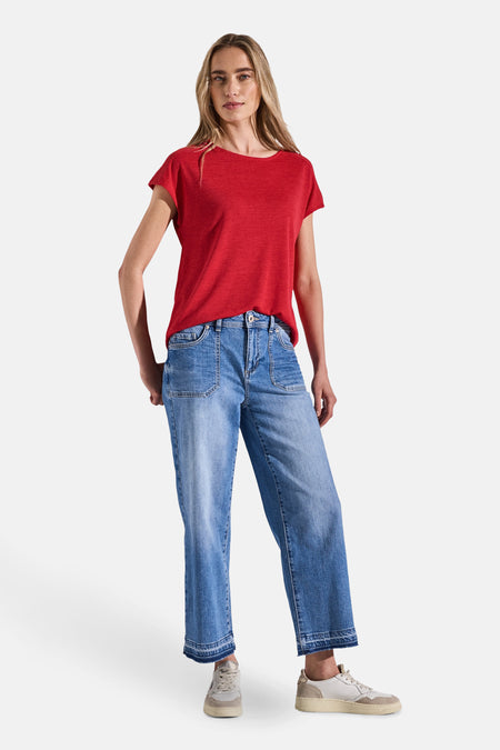 Top met korte mouwen rood van STREET ONE, gedragen met een blauwe jeans en crèmekleurige sneakers.