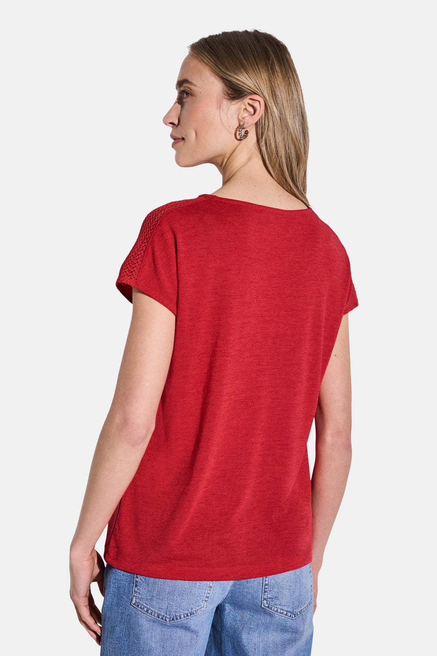 Top uni manches courtes rouge de Street One, avec détails ajourés aux épaules et porté avec un jean.