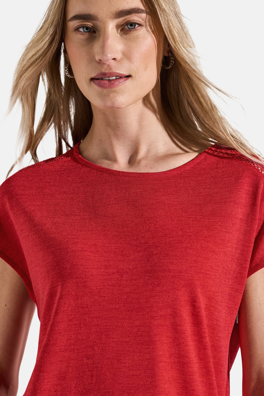 Top uni manches courtes rouge de Street One avec détails ajourés aux épaules.
