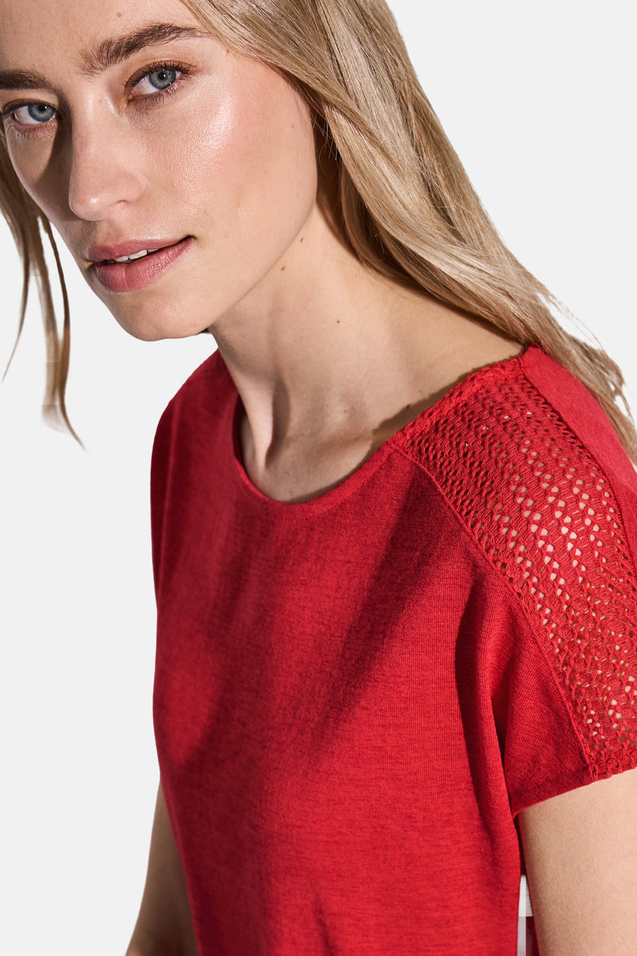 Top uni manches courtes rouge de Street One avec empiècements ajourés aux épaules.
