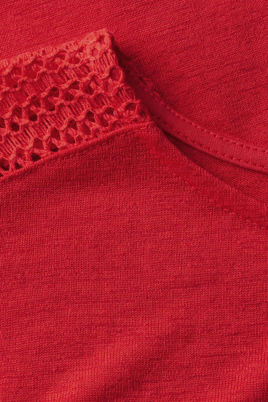 Top uni manches courtes rouge de Street One avec empiècement en crochet décoratif.
