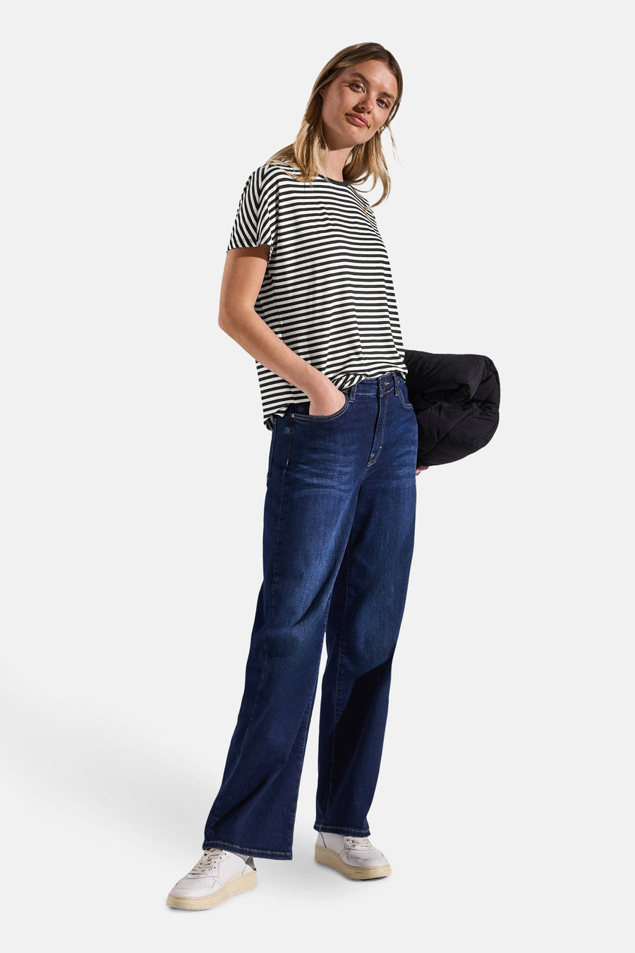 Top rayé à manches courtes de STREET ONE, porté avec un jean bleu foncé et des baskets blanches.