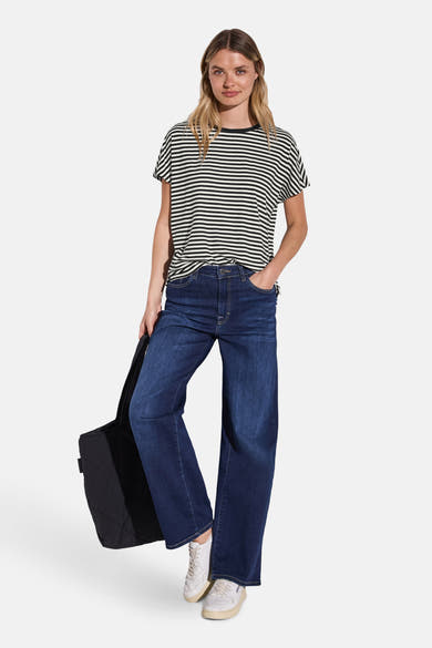 Top rayé noir et blanc à manches courtes de STREET ONE, porté avec un jean ample bleu foncé et des baskets blanches.