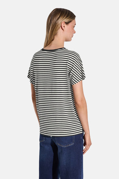 Top à rayures noir et blanc de STREET ONE, porté avec un jean bleu foncé.