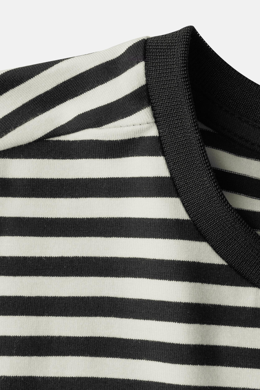 Top à rayures noir et blanc de Street One avec encolure ras du cou noire.