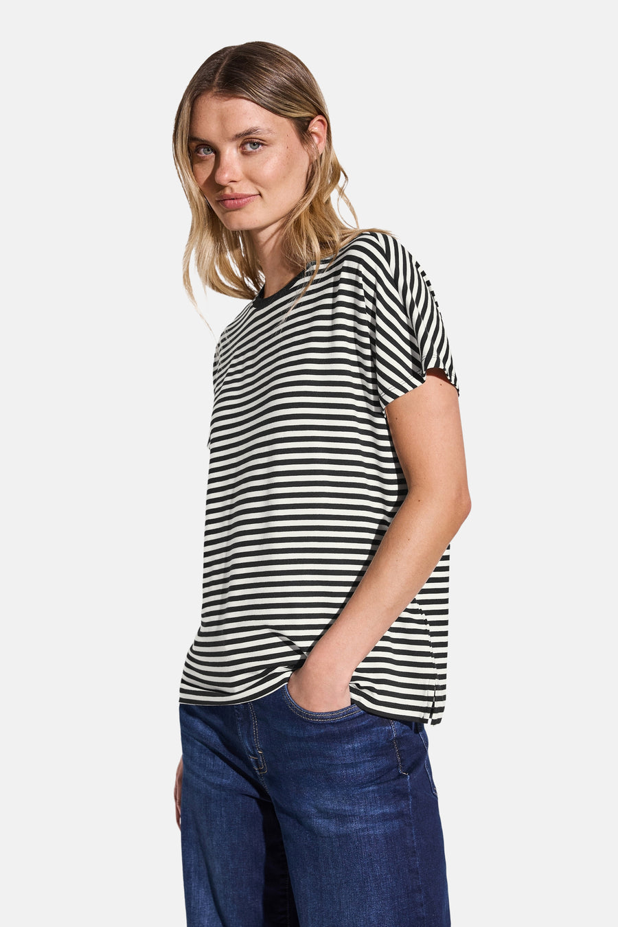 Top uni manches courtes multicolore de STREET ONE porté avec un jean, modèle posant de trois-quarts.
