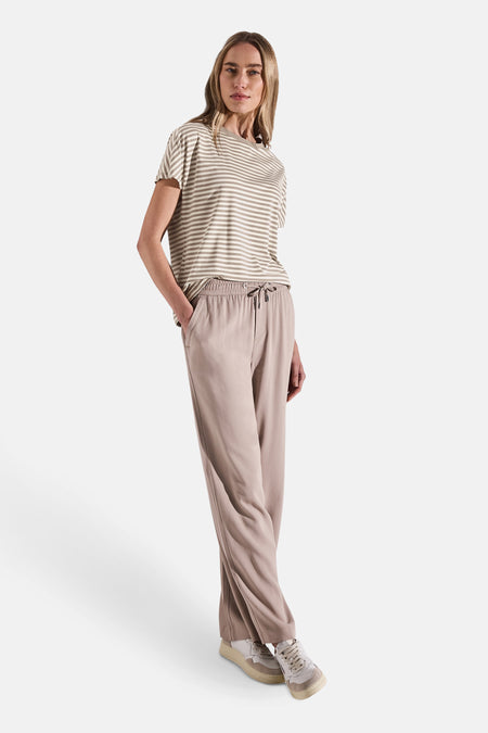 Top met korte mouwen, meerkleurig van Street One, met een broek en sneakers.