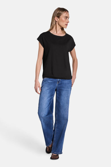Top uni manches courtes noir de STREET ONE avec un modèle portant un jean ample bleu.