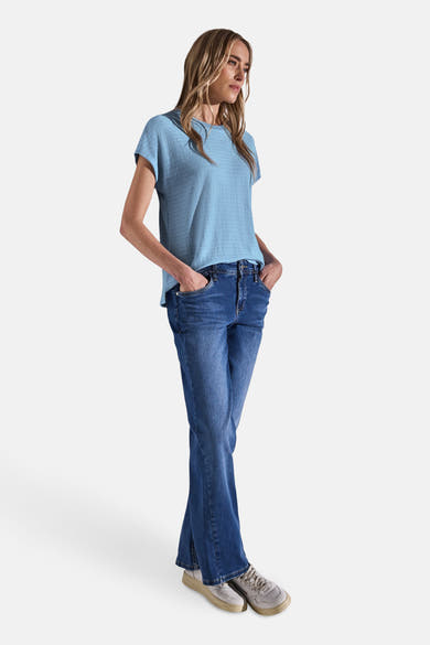 Top met korte mouwen blauw van Street One gedragen met een blauwe flared jeans en beige sneakers.