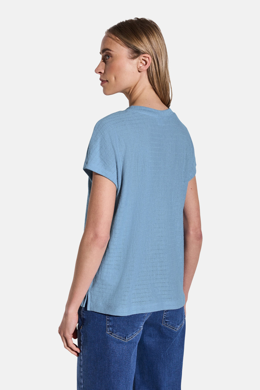 Top met korte mouwen in het blauw van STREET ONE met wafelstructuur, gedragen met een spijkerbroek.